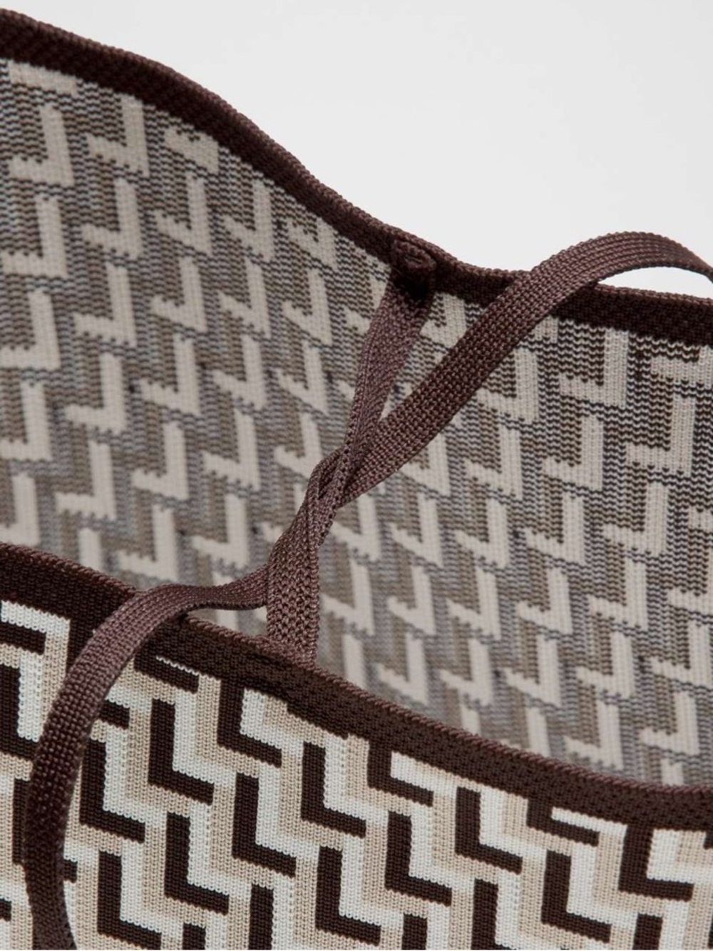 Lululemon athletica 12 L Knit Shoulder Bag - Picture 3 of 9